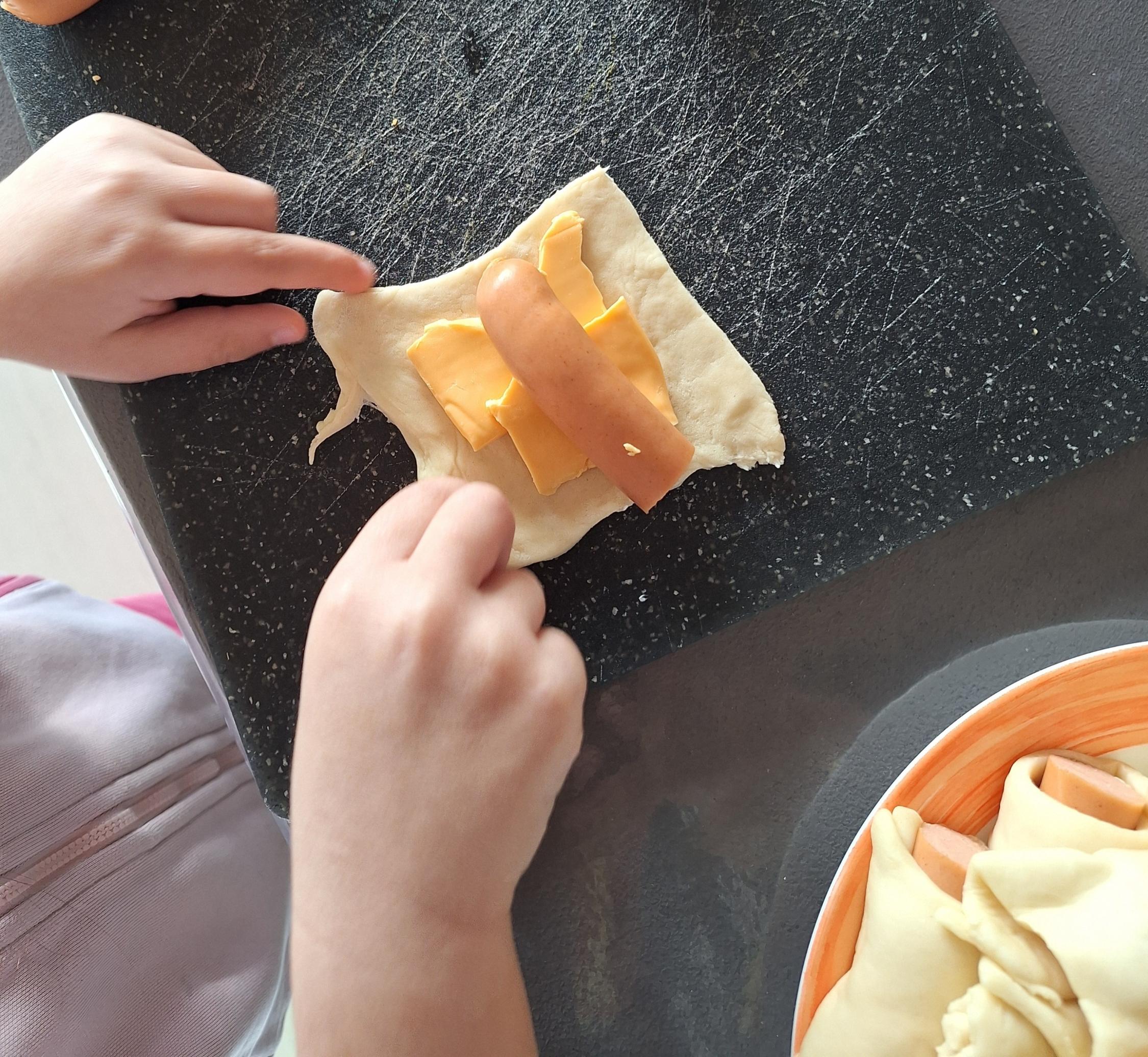 Backen der Mini Hotdogs