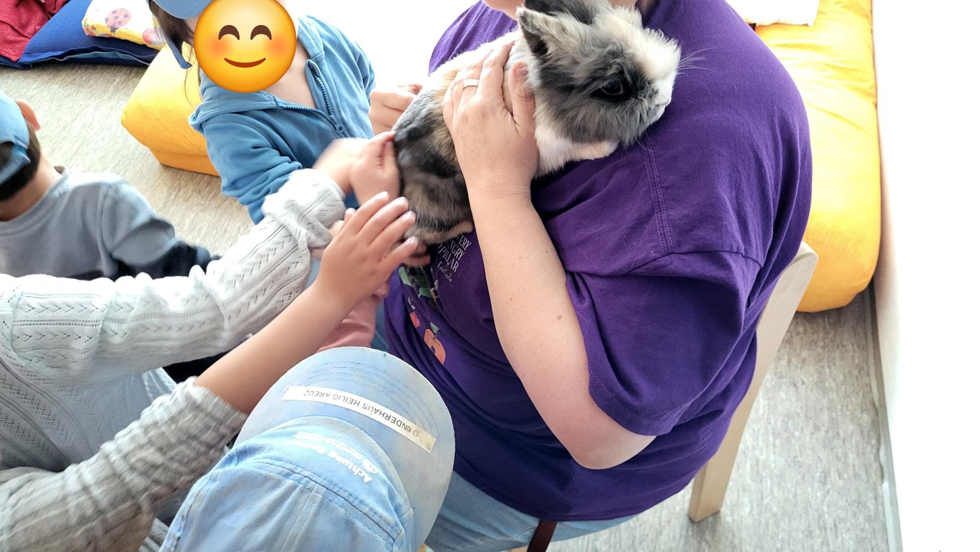 Ein Hase zu Besuch im Kinderhaus