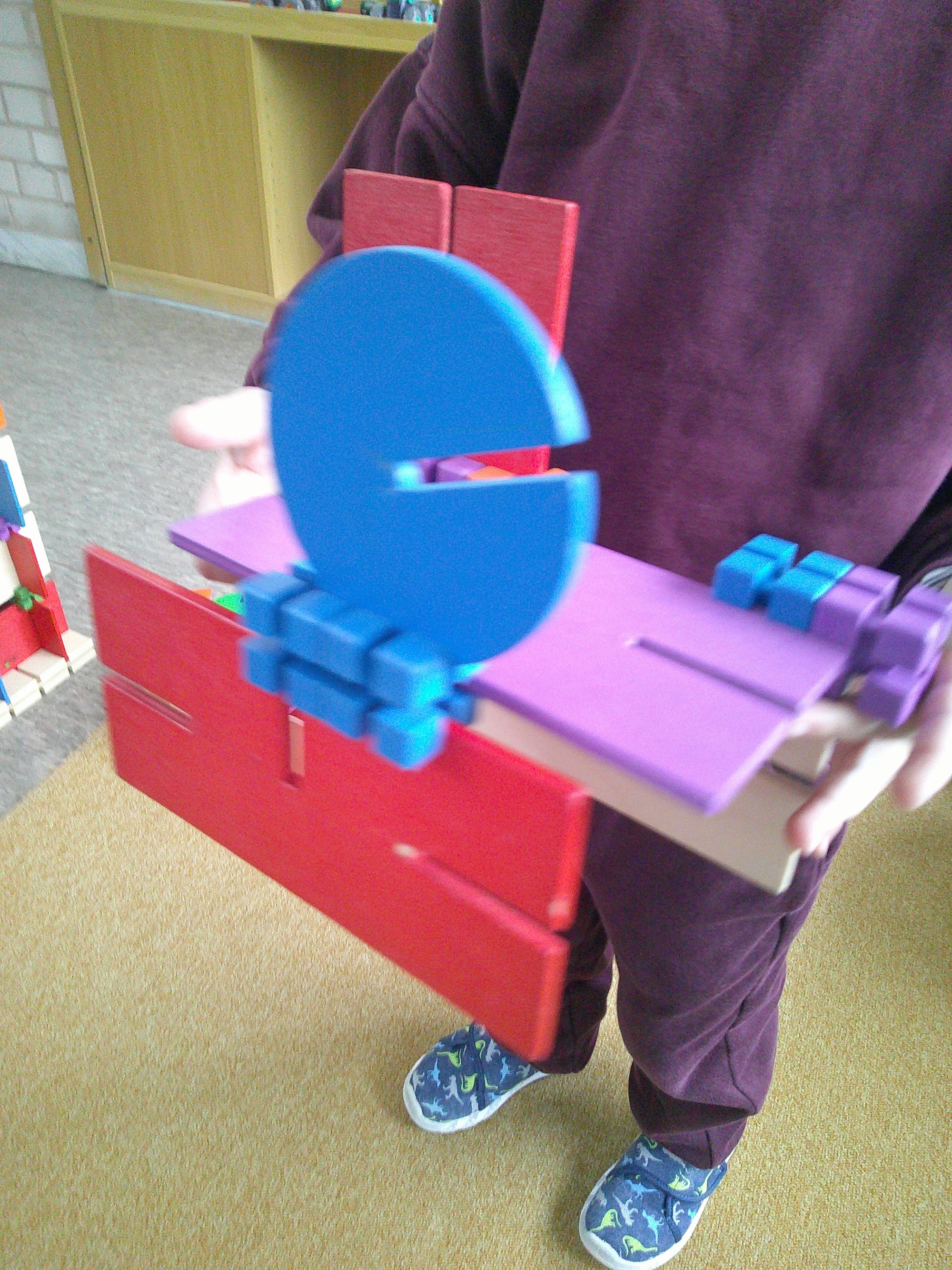 Hasen und Füchse bauen Polizeifahr- und flugzeuge