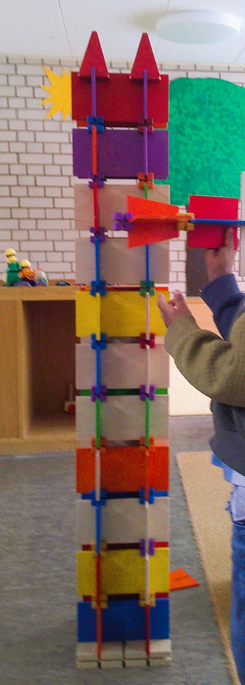 Hasen und Füchse bauen eine riesige Polizeistation im Spielezimmer