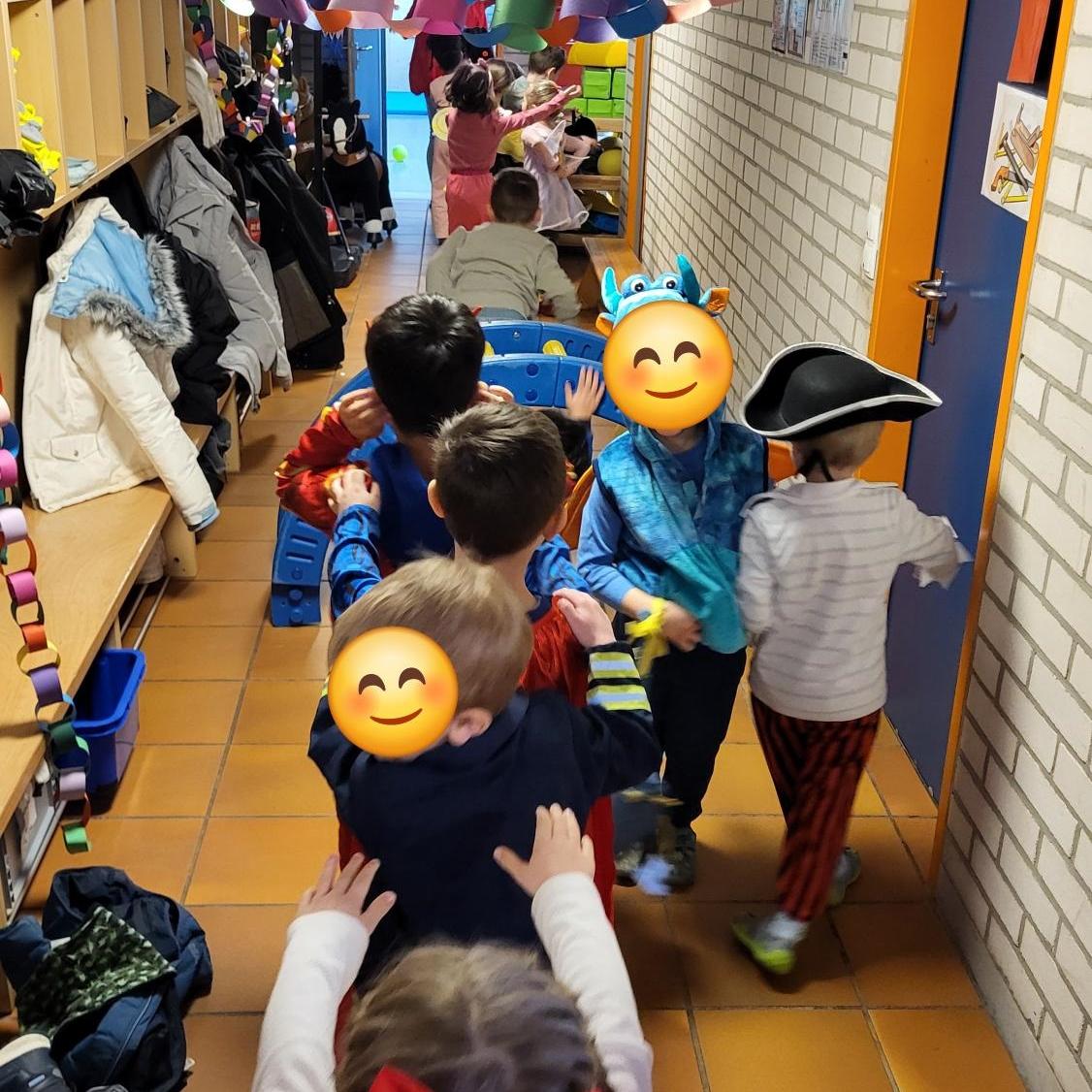 Polonäse durchs Kinderhaus