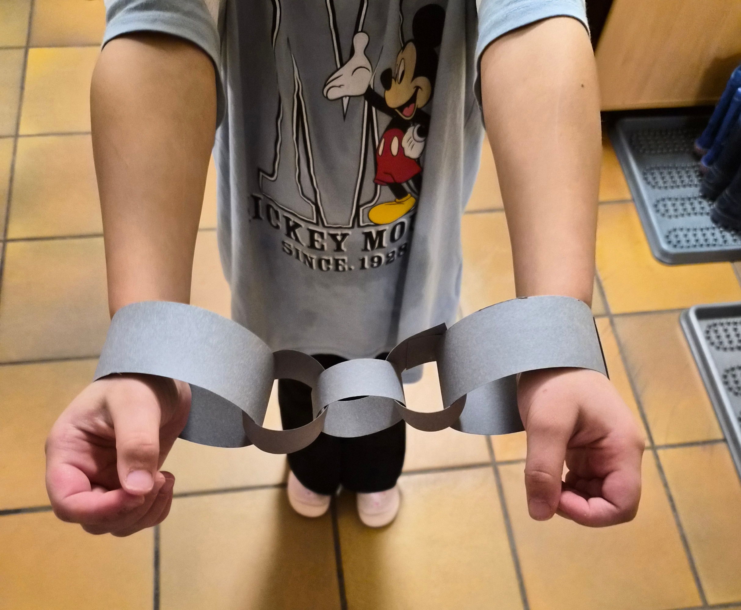 Wir basteln Handschellen